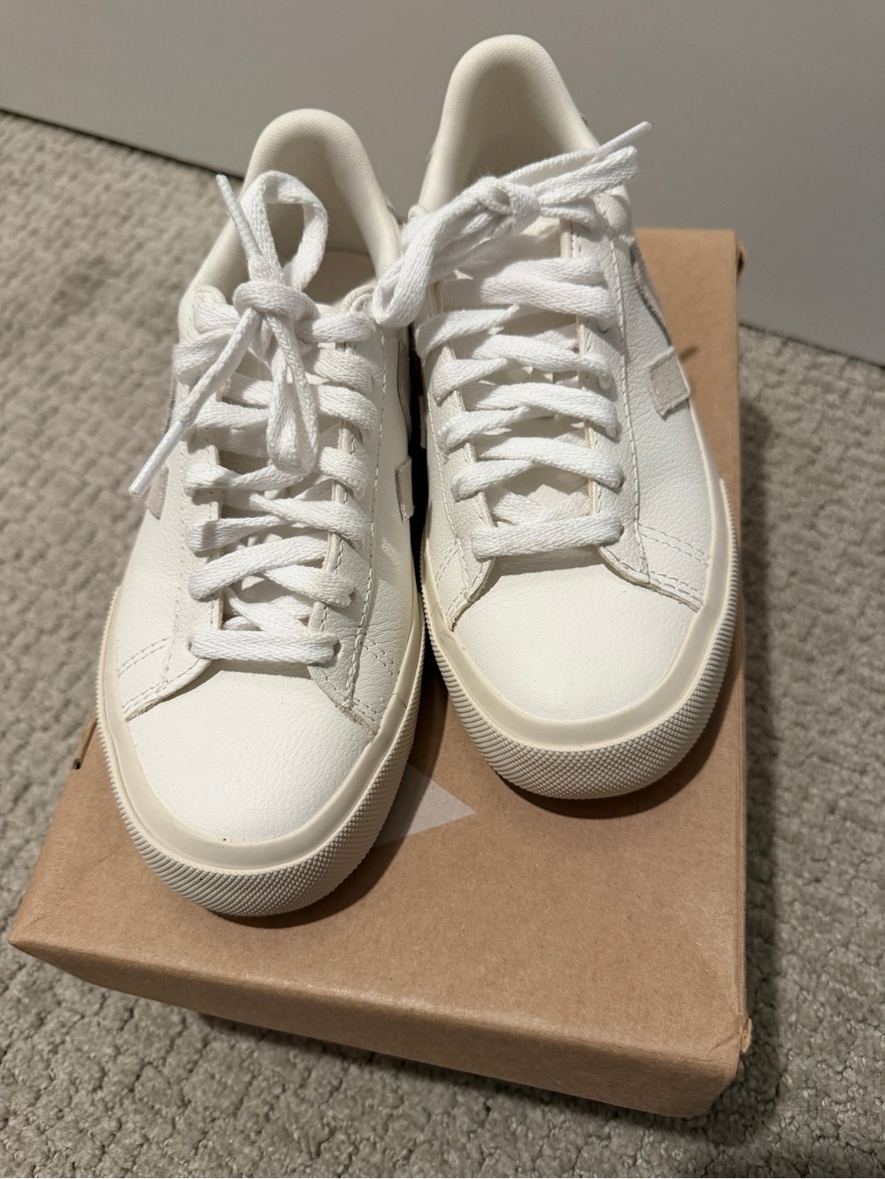 NWT Veja Campo Chromefree white/natural - sz 4/eur 35